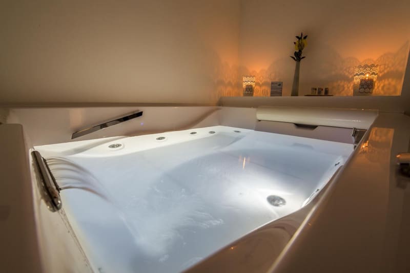 Private hot tub at Blue Inn Luxury Suites, Rome