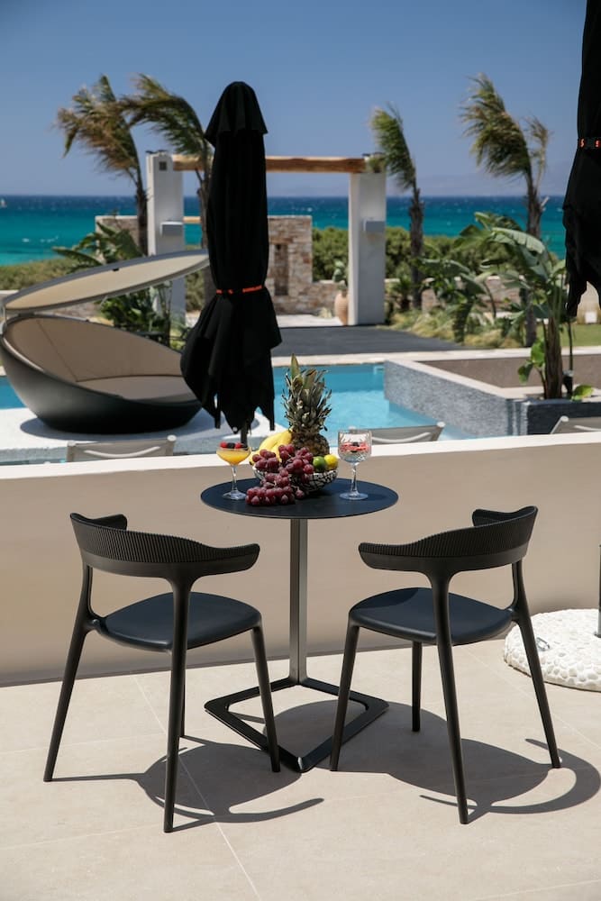 Private hot tub at Eden Beachfront Residences & Suites, Naxos — photo 6