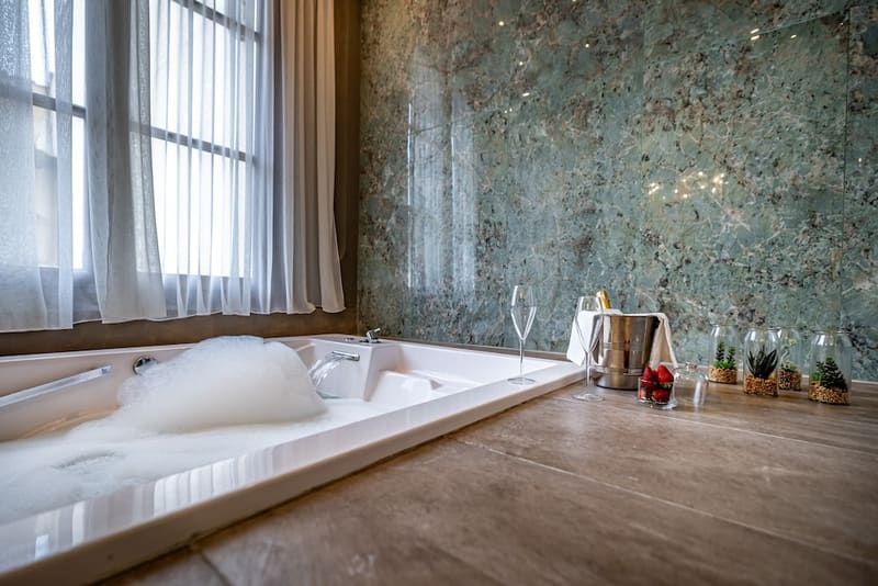 Private hot tub at Hotel La Scaletta Al Ponte Vecchio, Florence — photo 5