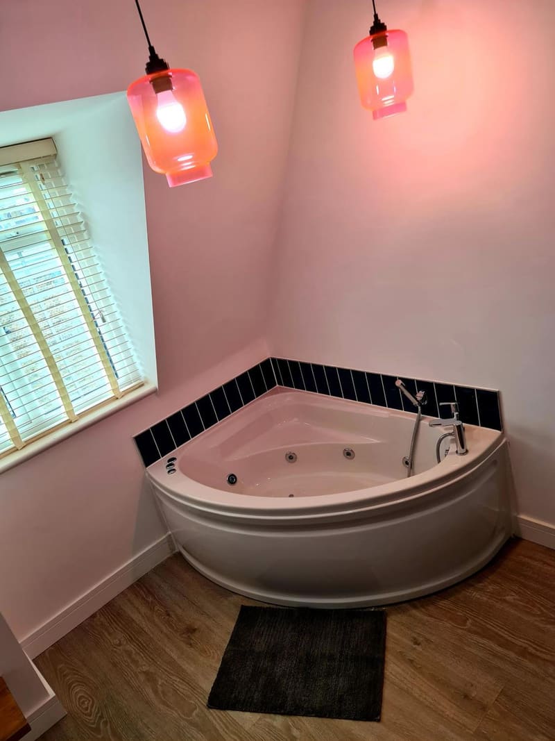 Private hot tub at Angel Townhouse, London, photo 5