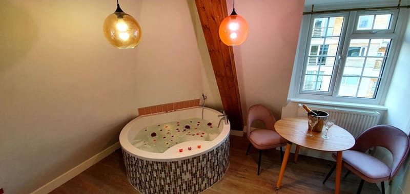 Private hot tub at Angel Townhouse, London, photo 2