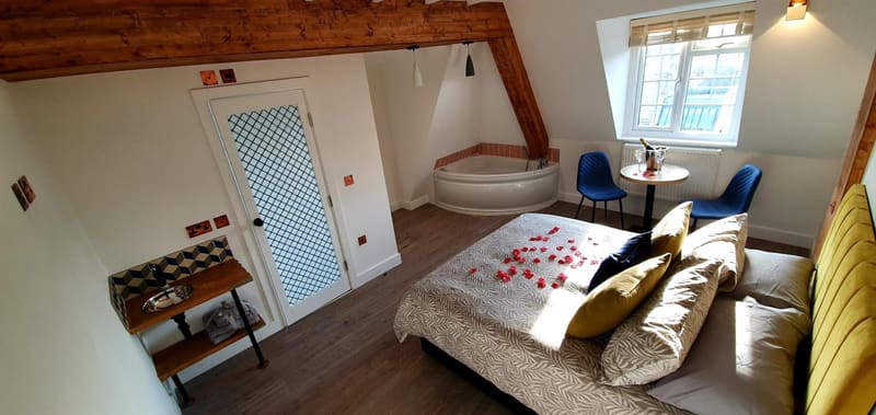 Private hot tub at Angel Townhouse, London, photo 6