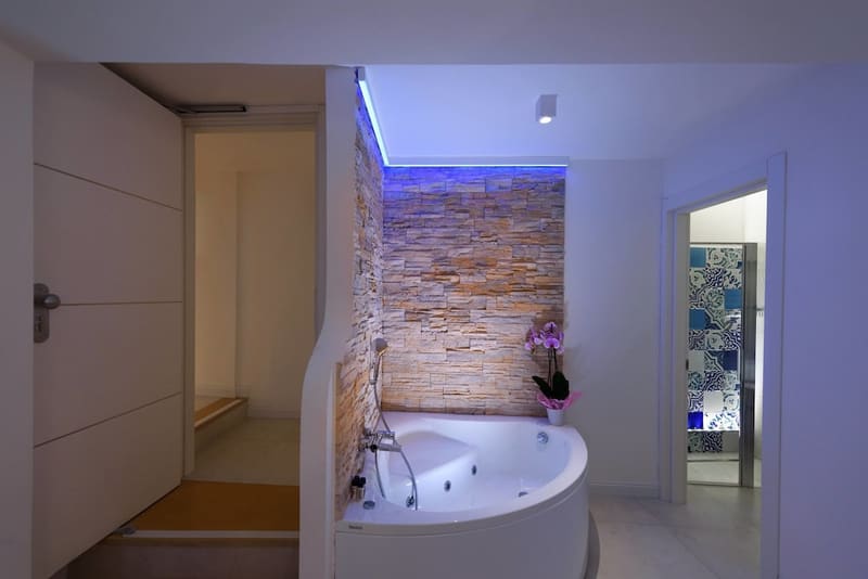 Private hot tub at Hotel Amalfi, Amalfi — photo 2