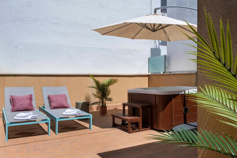 Private plunge pool at Suites Maestranza - Herrería by Magno Apartments, Seville
