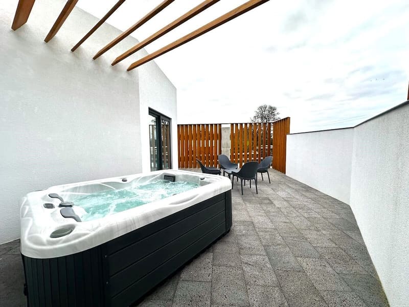 Hotels with a private in-room jacuzzi, hot tub or plunge pool in Ponta Delgada