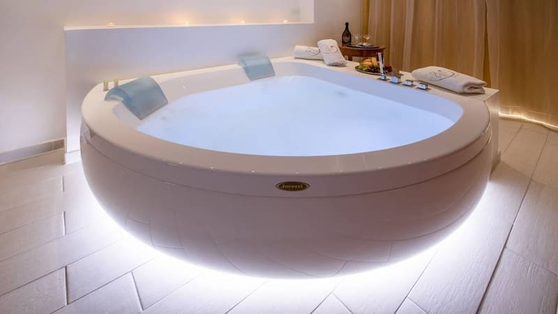 Private jacuzzi at Tritone Top House, Rome