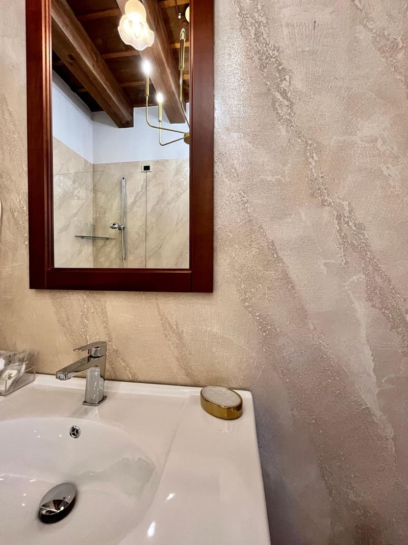 Private jacuzzi at Relais Ponte Pietra, Verona — photo 6