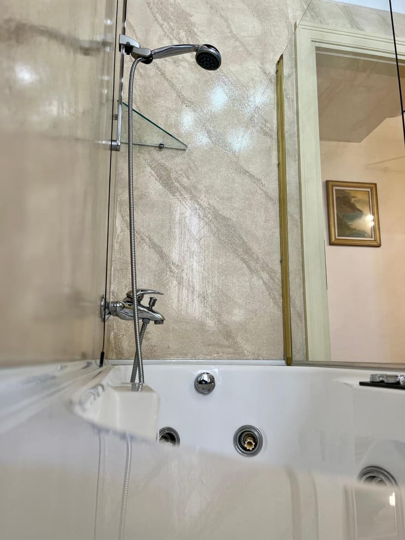 Private jacuzzi at Relais Ponte Pietra, Verona — photo 2