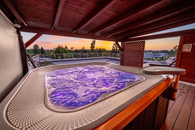 Private hot tub at Hotel Aura Design & Garden Pool, Prague, photo 6