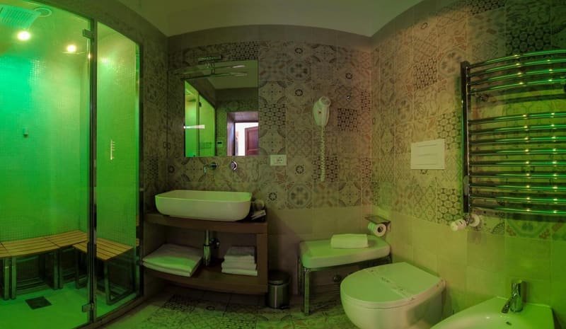 Private hot tub at Navona Central Suites, Rome, photo 5