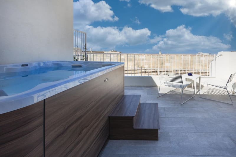 Private hot tub at The Barrister, Valletta — photo 4