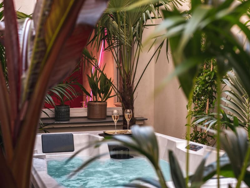 Private hot tub at Seven Hotel Paris, Paris, photo 2