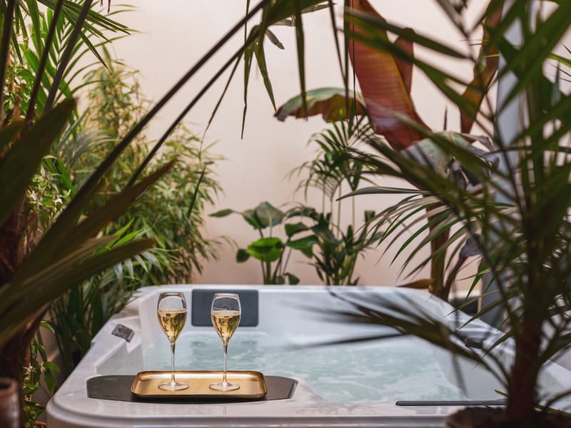 Private hot tub at Seven Hotel Paris, Paris