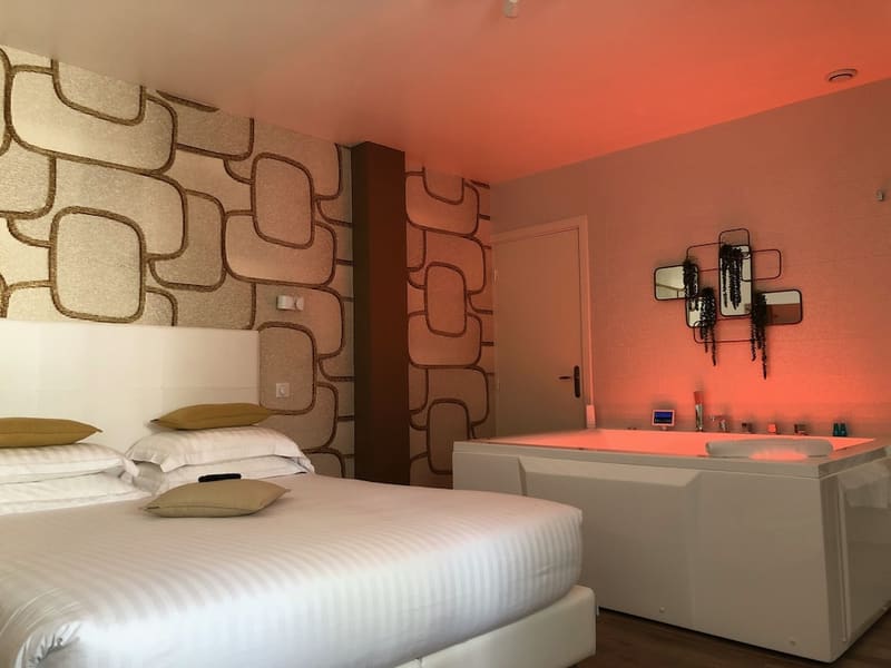Private hot tub at Hotel Villa Rose, Nice — photo 2