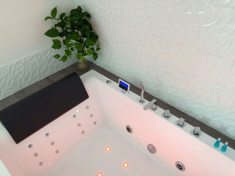 Private hot tub at Hotel Villa Rose, Nice — photo 6