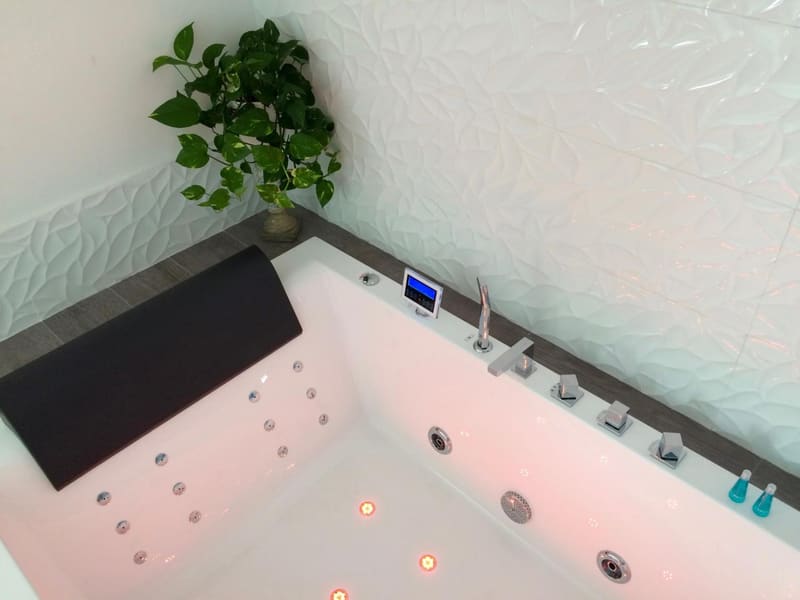 Private hot tub at Hotel Villa Rose, Nice — photo 2
