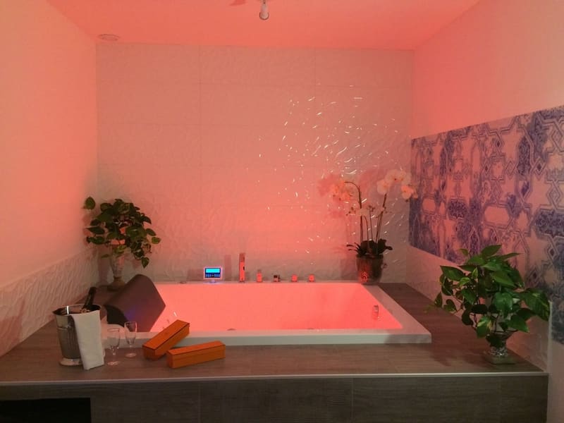 Private hot tub at Hotel Villa Rose, Nice — photo 4