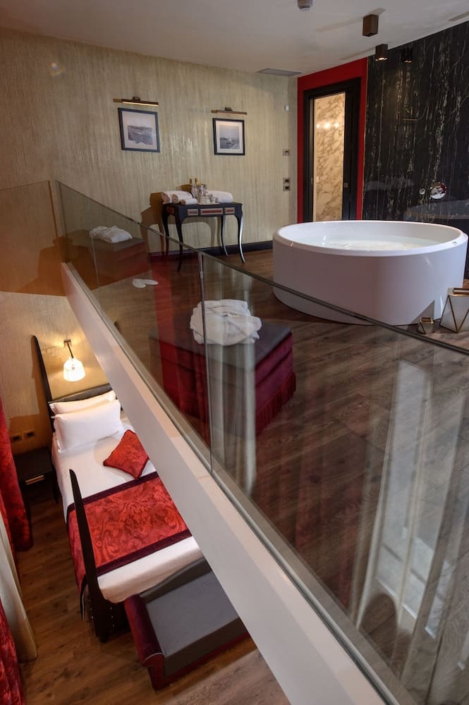 Private hot tub at Palazzo Veneziano, Venice