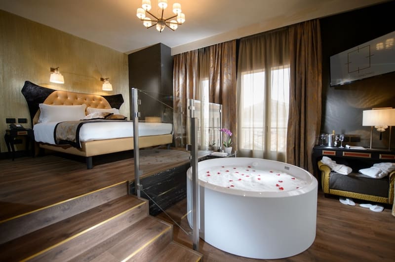 Private hot tub at Palazzo Veneziano, Venice — photo 6