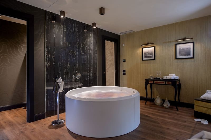 Private hot tub at Palazzo Veneziano, Venice — photo 6
