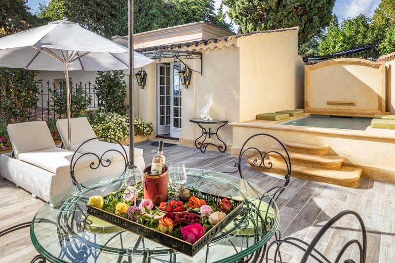 Private hot tub at Villa Gallici Hôtel & Spa, Aix-en-Provence — photo 4