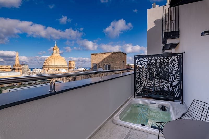 Private hot tub at The Embassy Valletta Hotel, Valletta — photo 2