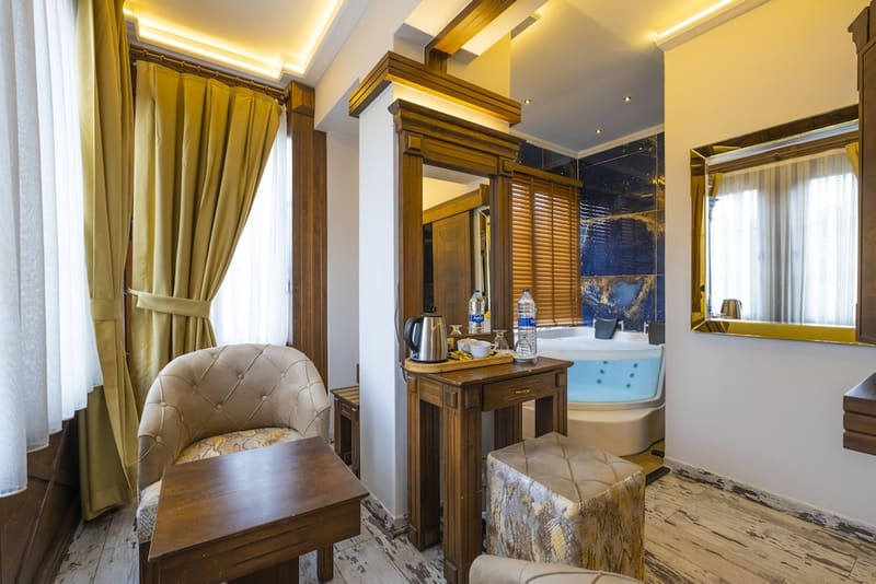 Private jacuzzi at Reis Royal Hotel, Fethiye — photo 4