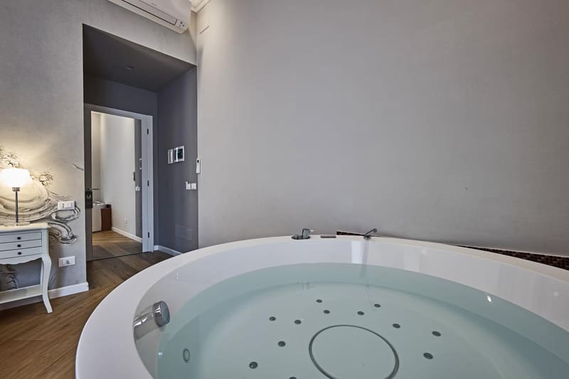 Private hot tub at Ara Suite, Rome, photo 4