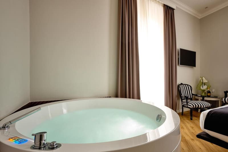 Private hot tub at Ara Suite, Rome, photo 2