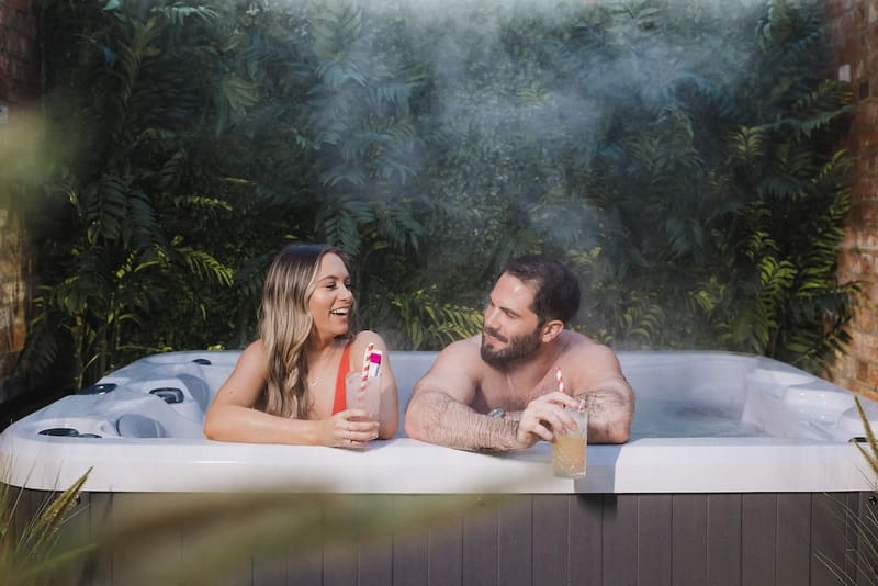 Private hot tub at Impossible Motel, York, photo 3