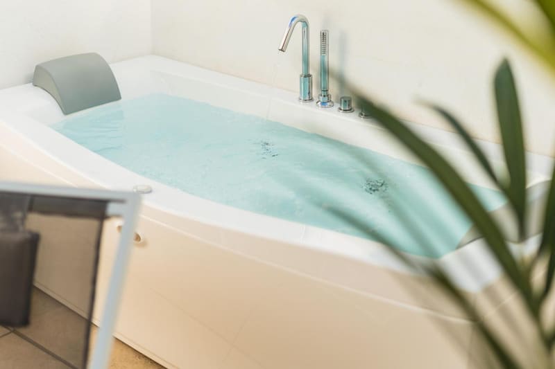 Private jacuzzi at Debambú Suites, Malaga — photo 6