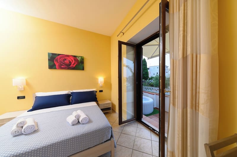 Private hot tub at B&B La Rosa, Ischia — photo 4