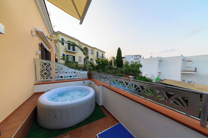 Private hot tub at B&B La Rosa, Ischia — photo 5