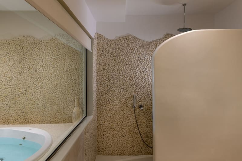 Private plunge pool at Splendour Hotel and Suites, Santorini — photo 6