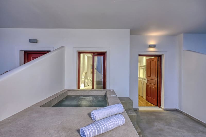 Private plunge pool at Splendour Hotel and Suites, Santorini — photo 3