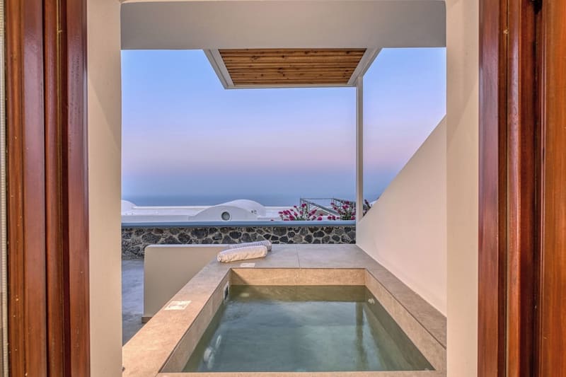 Private plunge pool at Splendour Hotel and Suites, Santorini — photo 4