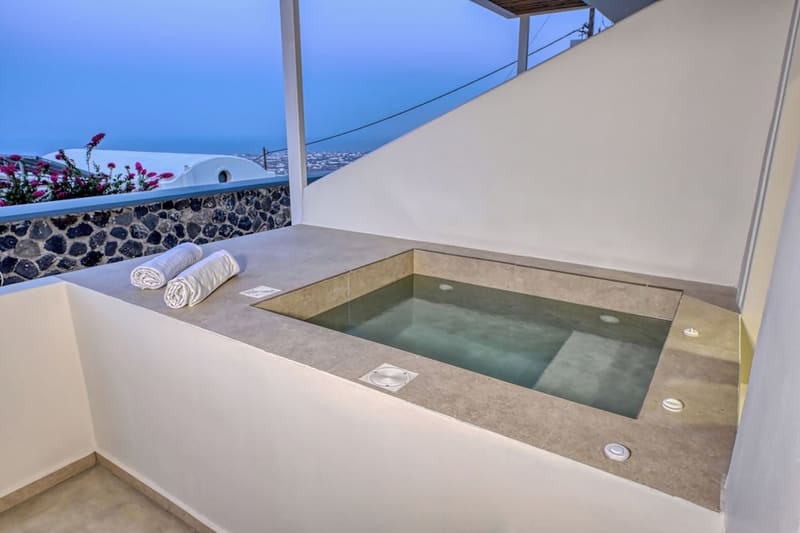 Private plunge pool at Splendour Hotel and Suites, Santorini — photo 5