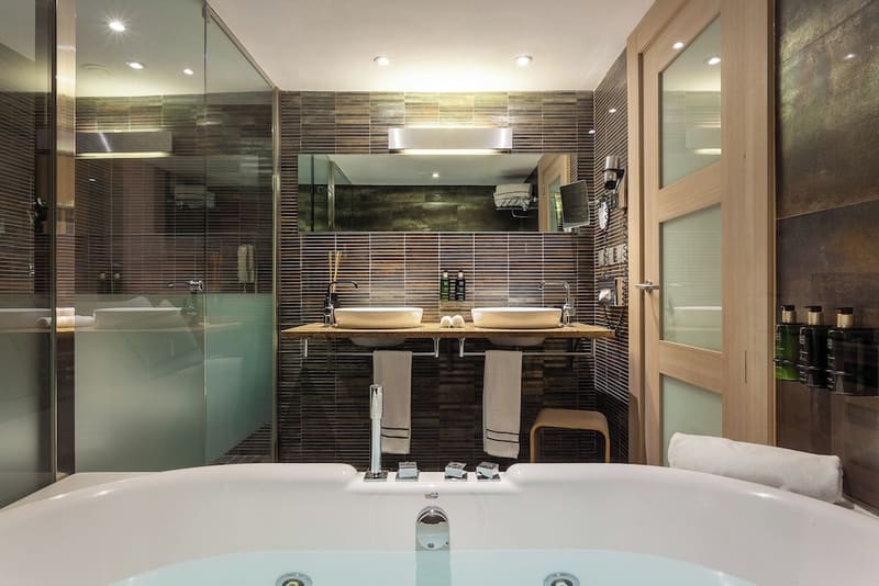 Private jacuzzi at The Level at Melia Sevilla, Seville — photo 2