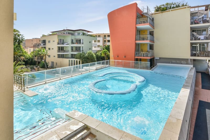 Private hot tub at Résidence Pierre & Vacances Premium Port-Prestige, Antibes, photo 4