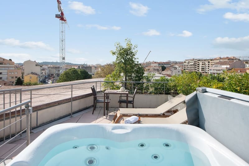 Hotels with a private in-room jacuzzi, hot tub or plunge pool in Antibes