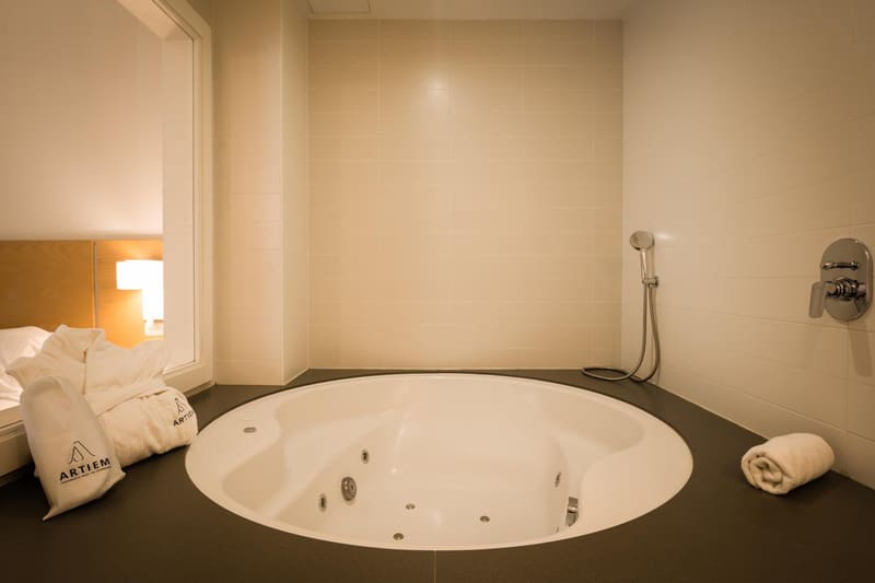 Private hot tub at ARTIEM Capri, Mahon