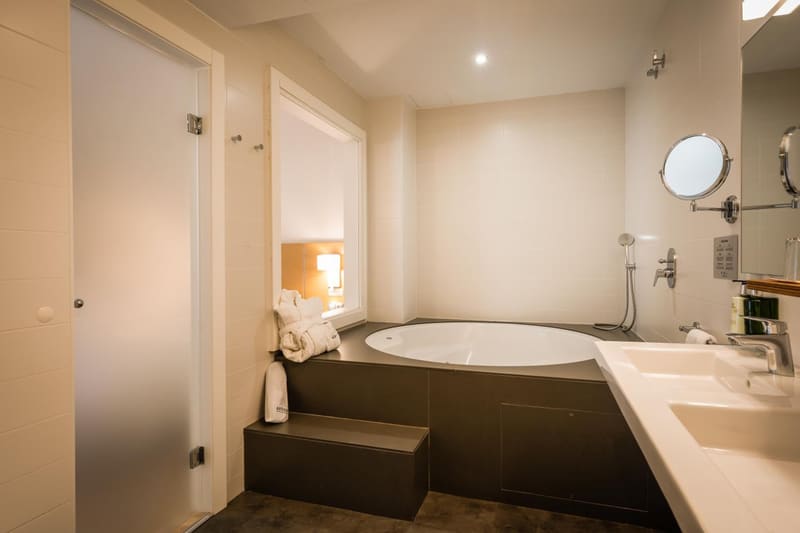 Private hot tub at ARTIEM Capri, Mahon — photo 4