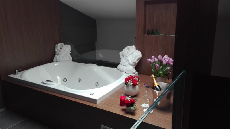 Private hot tub at Hotel The Building, Rome — photo 4