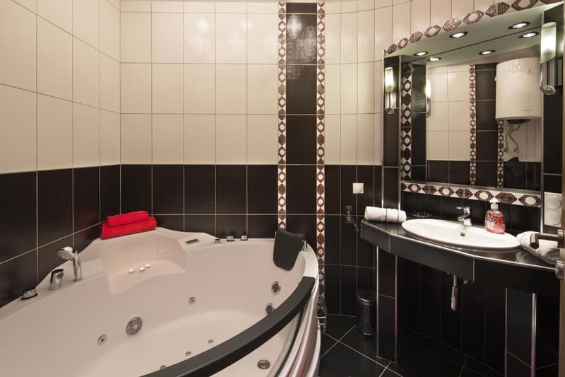 Private jacuzzi at Montelux Apartments, Budva