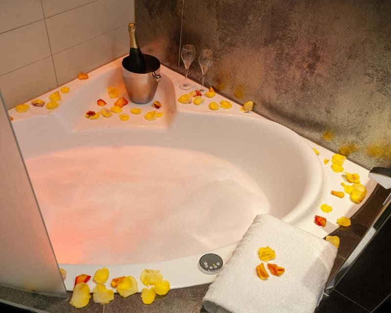Hotels with a private in-room jacuzzi, hot tub or plunge pool in Paris