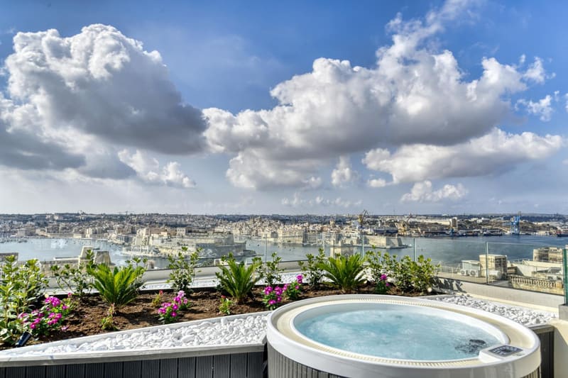 Private hot tub at Palazzo Ignazio, Valletta — photo 6