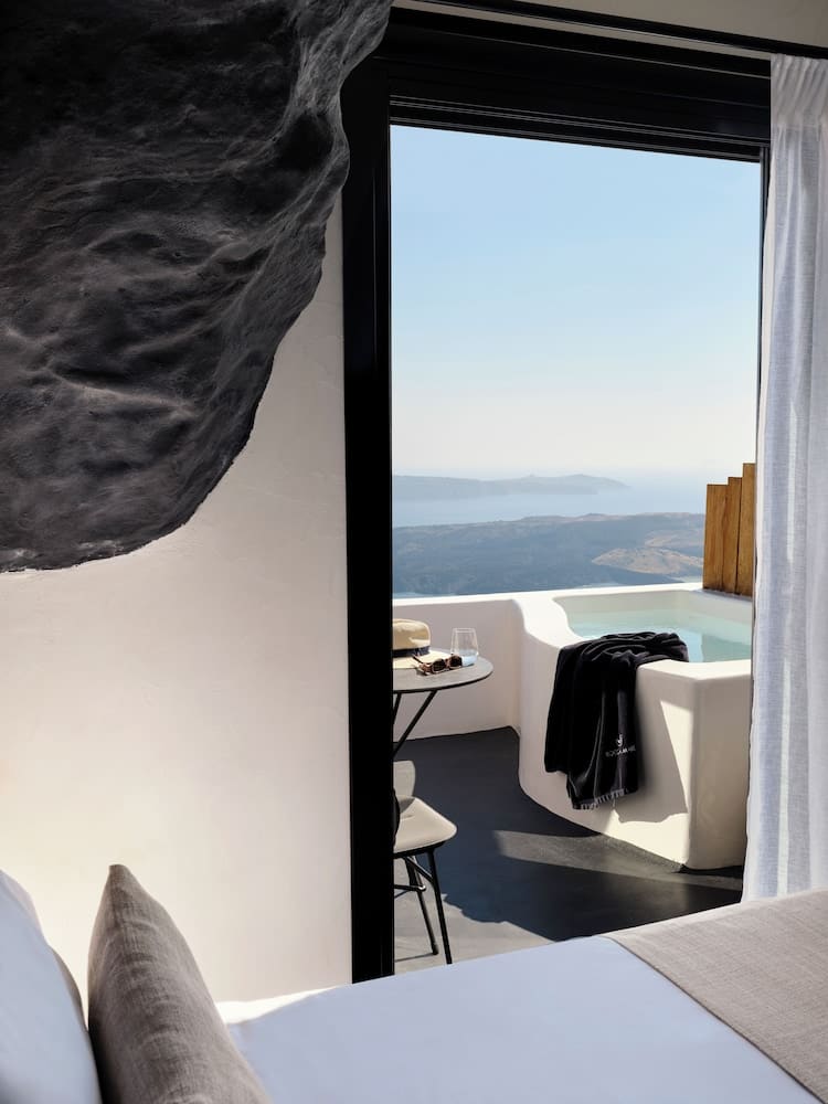 Private hot tub at Stella Rocca A Mare, Santorini — photo 6