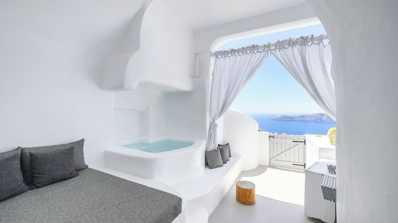 Private plunge pool at Hotel Sunny Villas, Santorini — photo 2