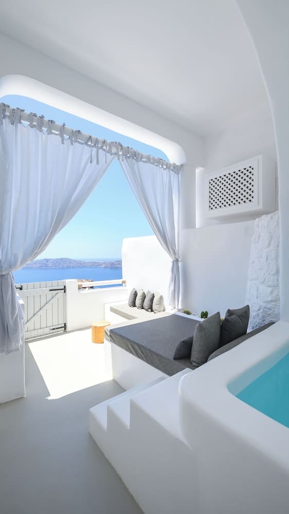 Private plunge pool at Hotel Sunny Villas, Santorini — photo 4