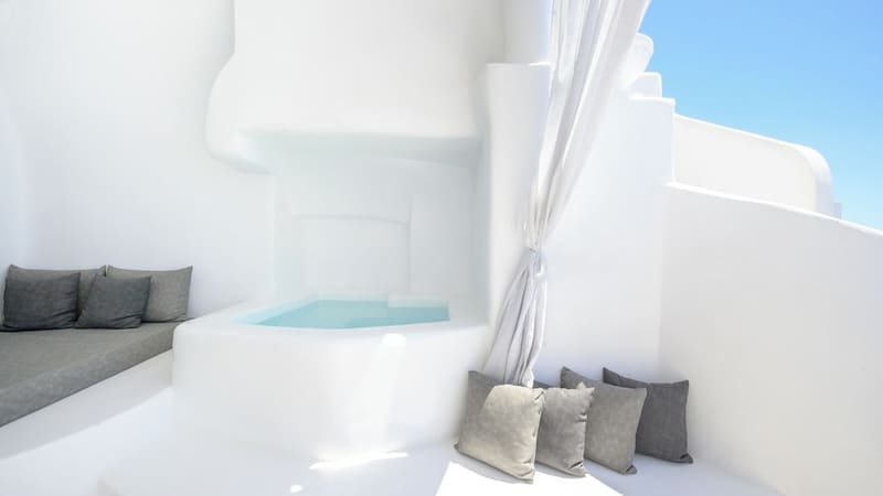 Private plunge pool at Hotel Sunny Villas, Santorini — photo 3